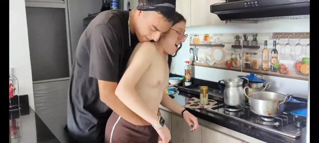 The thief who enters to steal the jewelry and ends up surprised by fucking the daughter of the owner of the apartment.